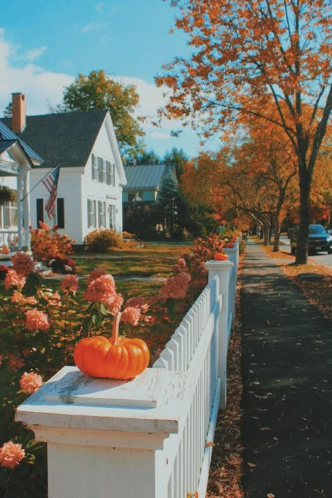 Fall In New England Aesthetic, New England Halloween Aesthetic, American Fall Aesthetic, Nostalgic Fall Aesthetic, Summer To Fall Aesthetic, Cool Fall Aesthetic, Vermont Fall Aesthetic, Fall Town Aesthetic, Woodstock Vermont Fall