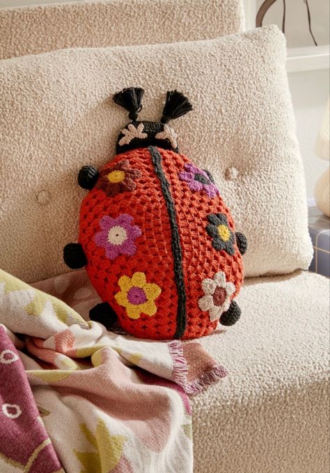 Ladybug Pillow, Crochet Ladybug, Confection Au Crochet, Knitted Cushions, Crochet Decor, Crochet Pillows, Crochet Cushions, Crochet Pillow, Fun Crochet Projects