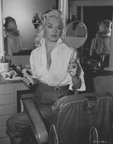 Diana Dors 50s Hair And Makeup, Klasik Hollywood, Diana Dors, Marlene Dietrich, Actrices Hollywood, Hollywood Glam, Blonde Bombshell, Old Hollywood Glamour, Brigitte Bardot