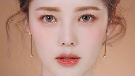 In this interactive tutorial, beauty content creator PONY Syndrome introduces glowy, coral-feeling makeups. Pony Syndrome, Coral Makeup, Pony Makeup, Kpop Makeup, Korean Makeup Tips, Korean Beauty Tips, Korean Makeup Look, Korean Makeup Tutorials, Makeup Video