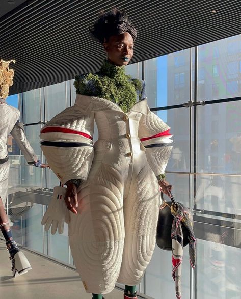 Extraterrestrial Outfit, Fashion Juxtaposition, Size Inclusive Fashion, Distortion Fashion, Juxtaposition Fashion, Runway Avant Garde, Fashion Extravagant, Surrealist Fashion, Cubism Fashion