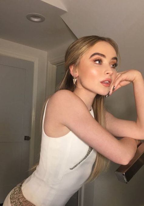 Sabrina Carpenter Red, Jason Bolden, Do I Love Her, Sabrina Carpenter Style, Sabrina Carpenter Outfits, Photo Naruto, Golden Globes After Party, Celebrity Updates, No Makeup