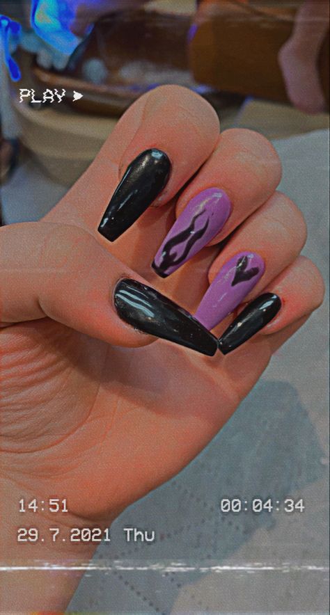 purple black nail design Purple Black Nail Art, Nail Black And Purple, Acrylic Nails Black And Purple, Black And Purple Nails Coffin, Nail Designs Purple And Black, Purple And Black Acrylic Nails, Dark Purple Nails Designs, Black Nails With Purple, Violet Nails Designs