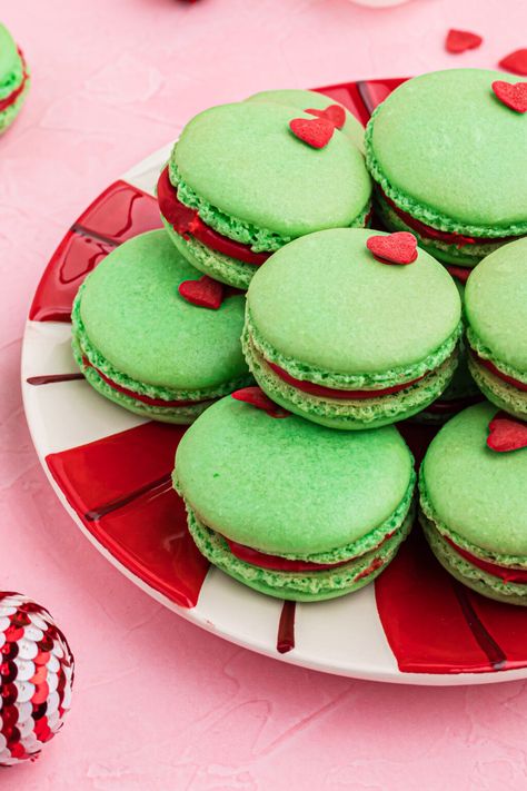 Grinch Desserts Ideas, Christmas Macarons Recipe, Grinch Macarons, Christmas Bakery Ideas, Christmas Macaron Recipe, Grinch Dessert Ideas, Grinch Desserts, Grinch Movie Night, Grinch Recipes