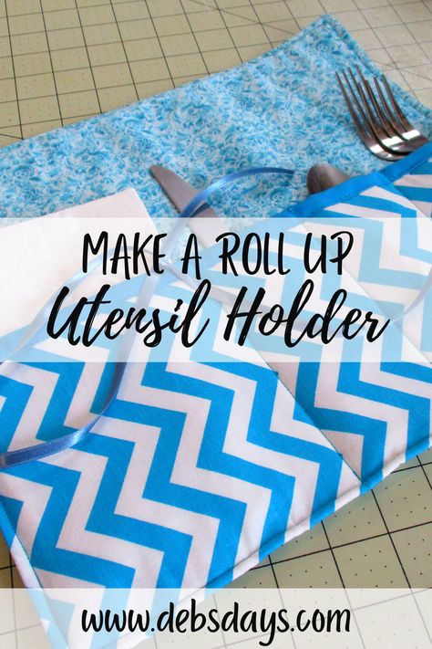 Learn how to make your own homemade fabric roll up picnic / camping utensil holder. The DIY sewing and craft project has a step by step tutorial video Diy Cutlery Pouches, Utensils Holder Diy, Caddy Diy, Camping Lists, Diy Utensils, Upcycled Sewing, Picnic Basket Set, Camping Cutlery, Cooking Utensil Holder