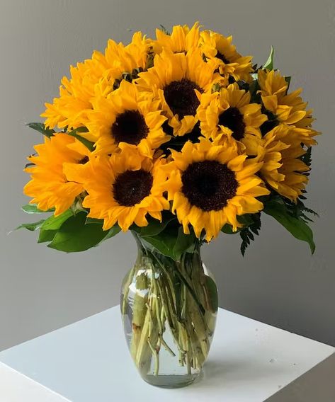 Sunflower Bouquet Aesthetic, Sunflowers In Vase, Random Vibes, Sunflower Vase, Flower Identification, Sunflower Pictures, Sun Flowers, Boquette Flowers, Ideal Life