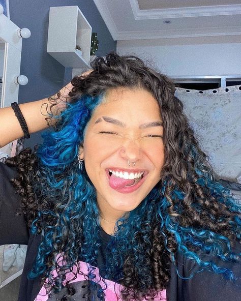 Under Hair Dye, Curly Hair Color Ideas, Under Hair Color, Hair Dyed Underneath, Curly Hair Color, Hidden Hair Color, Hair Goal, Dyed Curly Hair, Natural Curly Hair Cuts