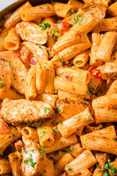 This Cajun Chicken Pasta is an easy, mouth-watering recipe that’ll satisfy the whole family! Juicy cajun spiced chicken breasts are mixed with an ultra creamy sauce for the perfect weeknight dinner! Recipe available on queensleeappetit.com Tgi Fridays Cajun Chicken Pasta Recipe, Quick Chicken Pasta Recipes, Cajun Pasta Sauce, Easy Cajun Chicken Pasta, Creamy Pasta Sauce Recipes, Chicken Pasta Sauce, Cajun Chicken Breast, Cajun Pasta Recipes, Chicken Breast Pasta