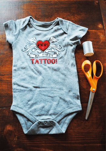 Alaskan lifestyle blogger, Cris Stone, shows you how to turn a onesie into a T-shirt! Find out more! Tulle Crafts, Sewing Activities, Cute Onesie, Shirt Tutorial, Kiss My, Fabric Scissors, Baby Diy, Diy Cricut, Cricut Tutorials