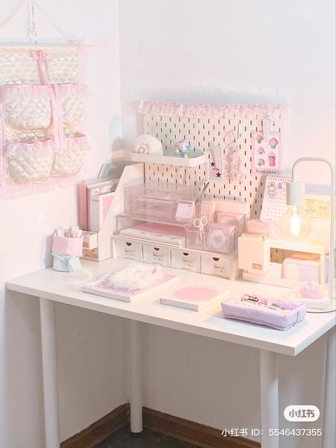 Mokaism Aesthetic, Kawaii Desk Ideas, Pastel Desk Setup, White Desk Setup, Kpop Desk, Pretty Desks, Study Desk Decor, Aesthetic Desk, Pink Desk