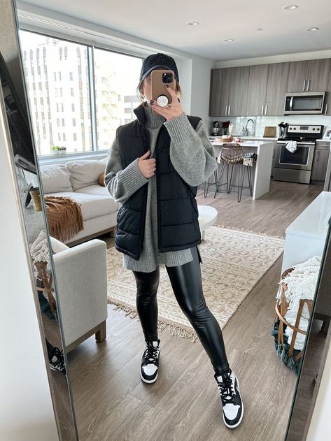 Faux Leather Leggings Outfit Winter, Casual Leather Leggings Outfit, Leather Leggings Outfit Casual, Leather Leggings Outfit Fall, Leather Leggings Outfit Winter, Leather Leggings Casual, Ootd Leggings, Panda Outfit, Faux Leather Leggings Outfit