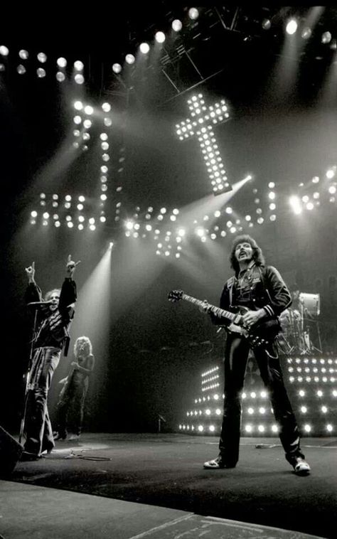 Black Sabbath early ‘80s. Photo by Ross Halfin. Black Sabbath Live, Black Sabbath Concert, Ozzy Osbourne Black Sabbath, Ross Halfin, Ronnie James Dio, Geezer Butler, Mob Rules, Tony Iommi, Guitar Man