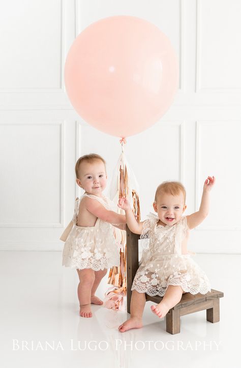 Twin 1 Year Photoshoot, 1st Birthday Photoshoot Twins, Twin Smash Cake Pictures, Twins Cake Smash Photoshoot, First Birthday Twins Photoshoot, Twin Cake Smash, Twins Cake, Sitter Sessions, 1st Birthday Photoshoot