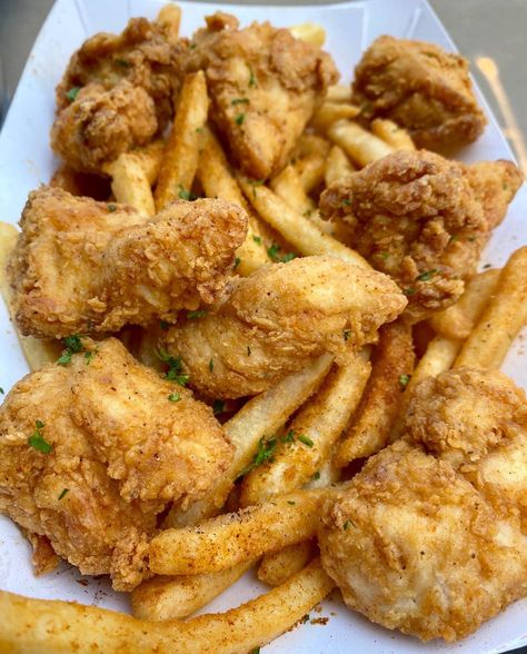 #flnyfoodcentral 🍔 on Instagram: “Rainy days call for chicken fingers and fries🍖🍟 📍: New York, NY • • • • #chickenfingers #chicken #nuggets #fries #frenchfries   . . . . . .…” Chicken Fingers And Fries, Chicken Fried Noodles, Nyc Dessert, Chicken Fingers, Nyc Food, Chicken Nuggets, Food 52, French Fries, Tag Someone