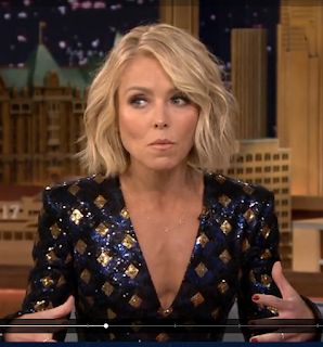 New haircut, Kelly Ripa Inspired | Yellow Beads and Me Kelly Ripa Hair, Kelly Ripa, Hair Bob, Trendy Hair, New Haircuts, Short Haircut, Looks Chic, Short Bob Hairstyles, Hair Today