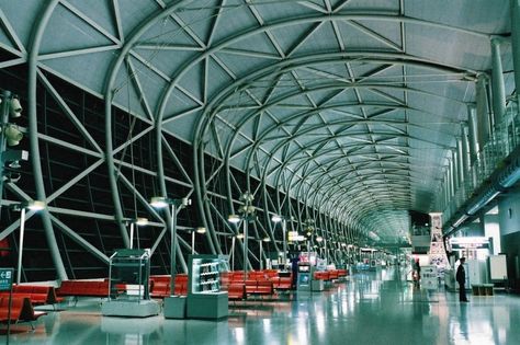 Waiting areas at Kansai International Airport. By Hyougushi. Beautiful Airport, Count Your Lucky Stars, Kansai Airport, Kansai International Airport, Airport Terminal, Airports Terminal, Airport Photos, Renzo Piano, Booking Flights