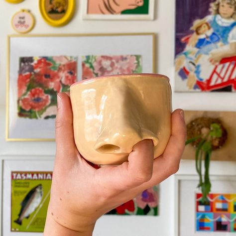 Hanna Eidson on Instagram: “This is not for sale and technically has nothing to do with this business but I made this nose mug and I am so proud of it I just had to…” Ceramic Art Mug, Diy Pottery Painting, Face Mug, Clay Mugs, Pottery Crafts, Pottery Classes, Diy Pottery, Clay Art Projects, Ceramics Projects