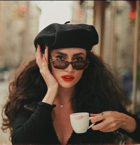 Beret Photoshoot, Beret Hairstyles, Parisian Chic Aesthetic, Black Beret, Parisian Chic Style, Retro Photography, Portrait Photography Women, Photography Posing Guide, Posing Guide