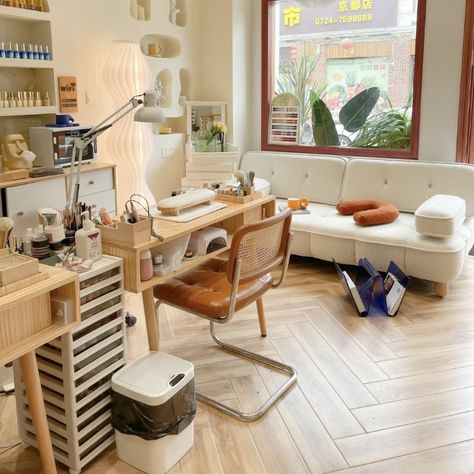 Retro Nail Studio, Nail Loft Ideas, Cozy Nail Salon, Boho Nail Studio, Nail Shop Interior Design, Private Nail Studio, Small Nail Studio, Vintage Nail Salon, Nail Tech Aesthetic Room