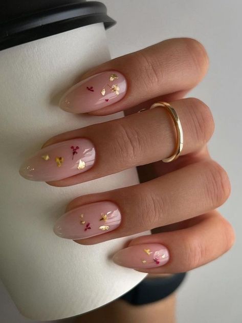 milky white nails with gold foils Milky White Nails, Unghie Sfumate, Milky Nails, Subtle Nails, October Nails, Nagel Tips, Christmas Gel Nails, Thanksgiving Nails, Minimalist Nails