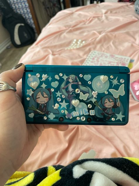 miku deco ds 3ds aqua aesthetic cute Blue 3ds Aesthetic, Nintendo Dsi Xl Aesthetic, Ds Lite Aesthetic, 3ds Customization, Decorated 3ds, Ds Games Aesthetic, 3ds Decoration, 3ds Xl Aesthetic, Nintendo 3ds Aesthetic