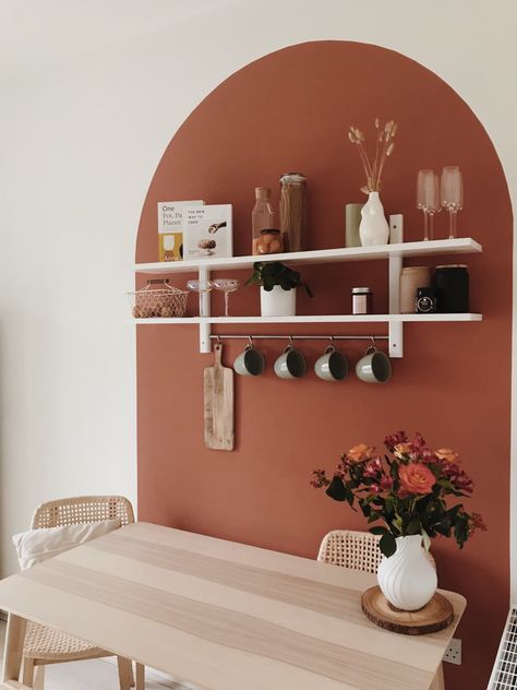 Kitchen shelf set up with matching flowers. Boho Coffee Bar Ideas, Table Arch, Head Spa, Minimal Kitchen, Coffee Nook, Dinner Room, Rental Apartment, Sewing Space, Kitchen Shelf