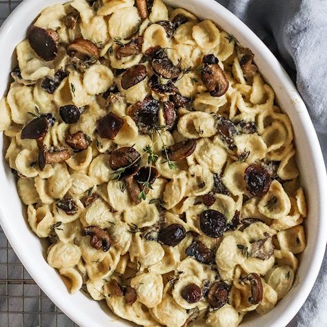 Creamy Vegan Truffle Mushroom Pasta - ShortGirlTallOrder Mushroom Sauce Vegan, Truffle Mac And Cheese Recipe, Cauliflower Pasta Sauce, Truffle Cream Sauce, Crispy Mushrooms, Vegan Cheese Sauce Recipe, Vegan Mushroom Pasta, Truffle Mac And Cheese, Creamy Vegan Pasta