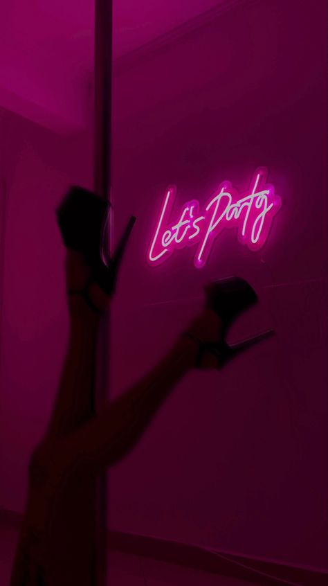 Um sala com uma barra de pole dance,  um letreiro rosa pink ao fundo com a frase “let’s party” e pernas penduradas no pole usando um salto alto preto Hot Pink Club Aesthetic, Pink Neon Sign Aesthetic Wallpaper, Computer Wallpaper Aesthetic Dark, Hot Pink Aesthetic Dark, Neon Pink Room, Electric Pink Aesthetic, Hot Pink Neon Aesthetic, Party Pink Aesthetic, Pink Dark Aesthetic