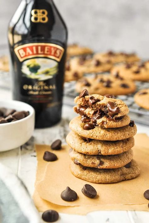 A stack of Baileys Irish cream chocolate chip cookies with a bottle of Baileys and cookies in the background. Desserts With Baileys, Alcoholic Cookies, Irish Cream Cookies, Irish Cream Coffee, Boozy Treats, Baileys Recipes, Frozen Cookie Dough, Bakery Items, Boozy Desserts