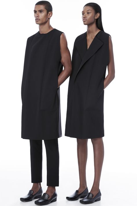 Boundaries Transcended–A driver of innovation, designer Rad Hourani launches the latest unisex collection, full of sleek, uniform silhouettes grounded with a monochromatic color scheme. Weaving in geometric lines and structured staples, the collection offers pieces that are transient and versatile, breathing in a fresh take on minimalist fashion Rad Hourani, Non Binary Fashion, Gender Neutral Fashion, Minimalist Moda, Androgynous Outfits, Gender Fluid Fashion, Genderless Fashion, Parisienne Chic, Queer Fashion