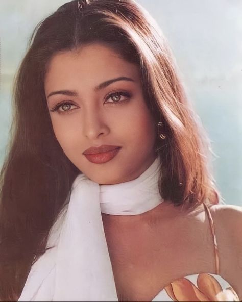 Aishwarya Rai Makeup, 2000s Makeup Looks, Aishwarya Rai Pictures, Bollywood Makeup, Vintage Bollywood Aesthetic, The Most Beautiful Woman, 90s Bollywood, Bollywood Couples, Swag Girl Style