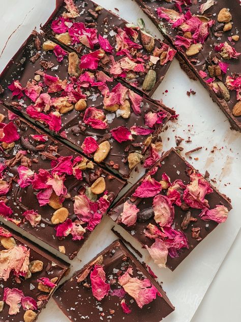 Edible Rose Petals, Aphrodisiac Foods, Cacao Recipes, Fairy Food, Food Content, Chocolate Bark, Wild Food, Dark Chocolate Chips, Healthy Dessert