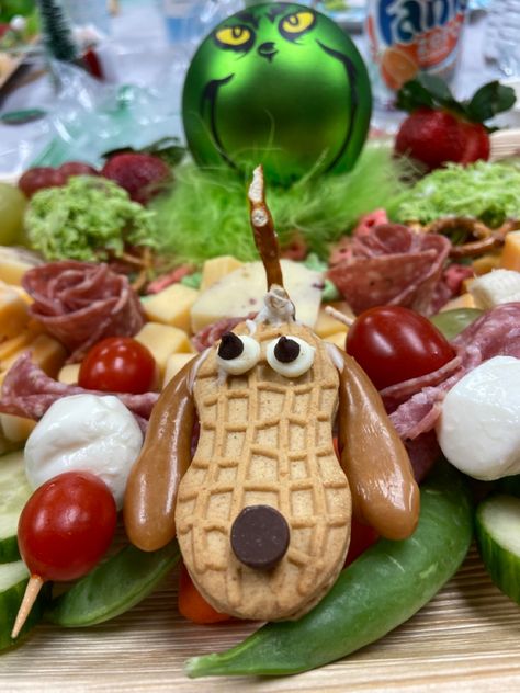 Grinch Cheese Board, Grinch Christmas Charcuterie Board, Grinch Inspired Party Food, Grinch Themed Charcuterie Board, The Grinch Charcuterie Board, Grinch Charcuterie Board Ideas, Grinch Savory Food, Grinch Themed Dinner Food, Grinch Themed Food Movie Nights