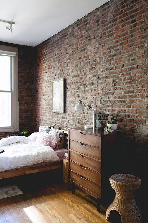 21 Amazing Bedrooms With Exposed Brick Walls Exposed Brick Bedroom, Bedroom Brick Wall, Brick Wall Bedroom, Brick Bedroom, Bedroom Industrial, Brick Interior, Industrial Bedroom, Exposed Brick Walls, Brick Walls