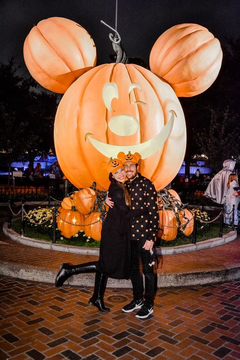 Disney During Halloween, Disneyland Halloween Outfit, Disneyland Couples Outfits, Halloween Disney, Disneyland Halloween Pictures, Disney Halloween Outfits, Mickey And Minnie Halloween, Disneyland During Halloween, Disneyland October