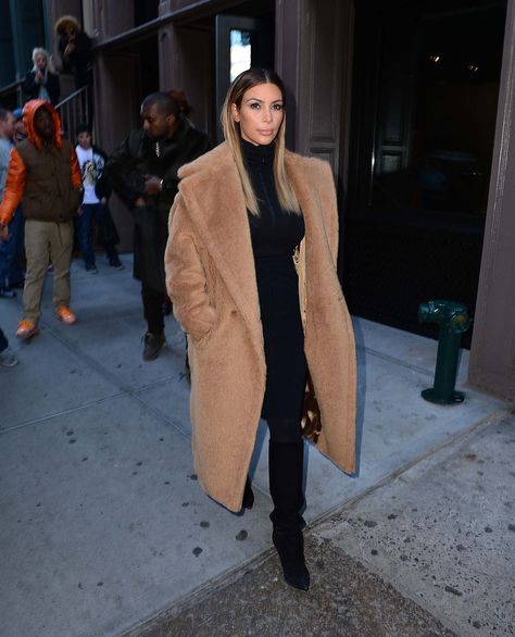 Kendall Kardashian, Max Mara Teddy Coat, Teddy Coat Outfit, Estilo Kim Kardashian, Edgy Fits, Camel Coat Outfit, Max Mara Coat, Winter Coat Outfits, Kim Kardashian Outfits