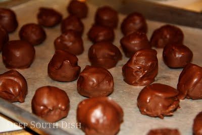 Old Fashioned Peanut Butter Balls Tea Desserts, Christmas Eats, Deep South Dish, Chocolate Balls, Holiday Sweets, Butter Balls, Bake Recipes, Rich Desserts, Peanut Butter Balls