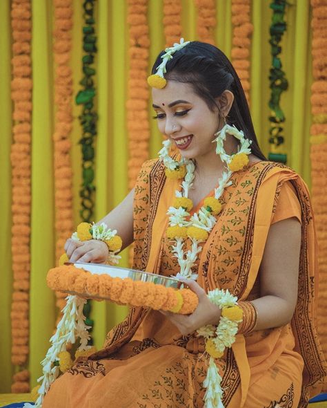 Gaye Holud Bengali Bride, Haldi Theme Decoration, Haldi Jewellery Bridal Flowers, Haldi Flowers, Haldi Board, Haldi Flower Jewellery, Holud Bride, Haldi Look For Bride, Haldi Outfit For Bride