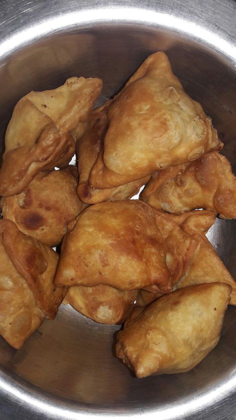 Samosa Snapchat Story, Delhi Tourism, Desi Khana, Bangladeshi Food, Hebbar's Kitchen, Veg Soup, Food Captions, Vegetarian Snacks Recipes, Snapchat Story