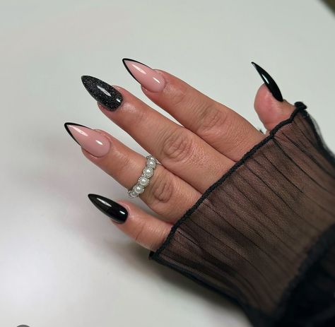 Sonia Sanchez, Minimal Look, Fall Nail Art, Diamond Glitter, Fall Nail Designs, Artist On Instagram, Black Diamond, Nail Inspo, Muse