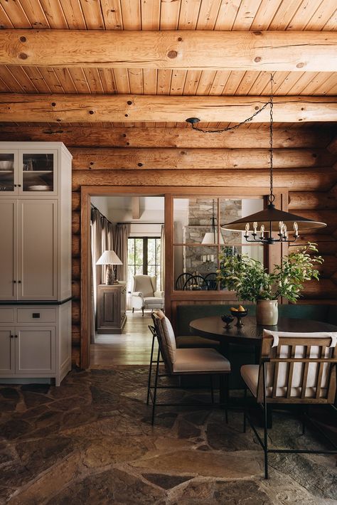 Cabin Breakfast, House In Canada, Rustic Design Style, Cabin Interior Design, Log House, Rustic Country Home, Cabin Interiors, Cabin Kitchens, Cabins And Cottages