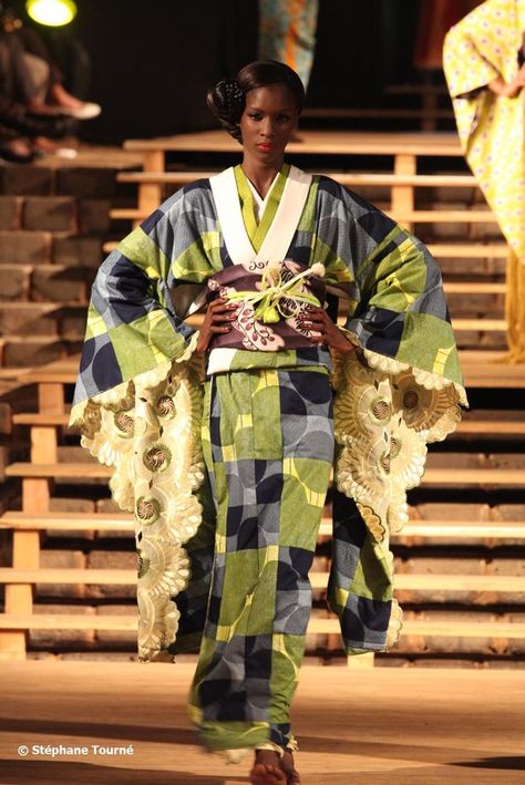 Look Kimono, Modern Kimono, Mode Kimono, Kimono Design, Japanese Outfits, Traditional Fashion, African Culture, Moda Vintage, Japanese Kimono