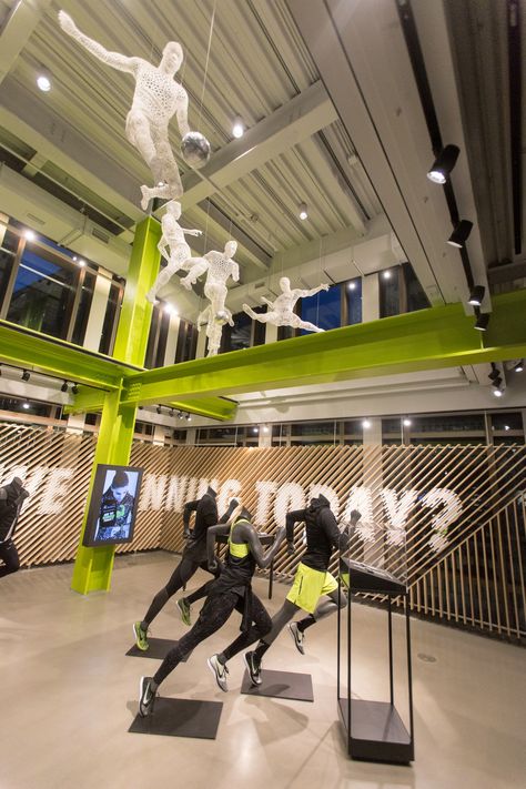 Mini Basketball Court, Nike Retail, Shoe Store Design, Retail Store Interior Design, Gadgets Home, Retail Interior Design, Mini Basketball, Gym Interior, Window Display Design