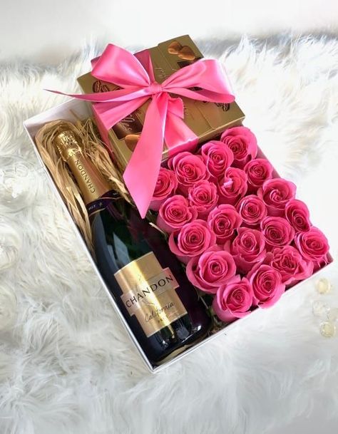 Champagne And Chocolate Gift, Champagne And Chocolate, Wine Gift Box Ideas, Chocolate City, Săpunuri Handmade, Flower Box Gift, Wine Baskets, Wine Gift Baskets, Wine Gift Boxes