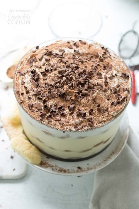 This Tiramisu Trifle Dessert is always a hit! Trifle With Pound Cake, Lemon Blueberry Trifle, Trifle Bowl Recipes, Tiramisu Trifle, Trifle Cake, Homemade Tiramisu, Trifle Recipes, Tiramisu Cheesecake, Berry Trifle