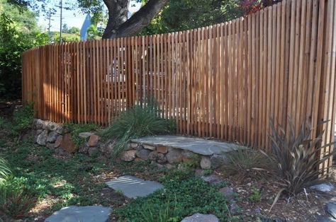 Curved Fencing Ideas, Modern Wood Fence Vertical, Vertical Wood Fence, Curved Fence, Fence Design Wood, Modern Fencing, Fence Modern, Bamboo Garden Fences, Privacy Fence Landscaping