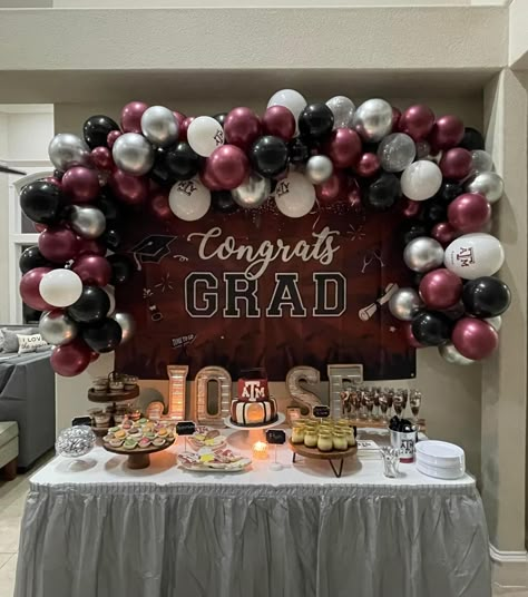 Burgundy Grad Party Decorations, Maroon And Gray Graduation Party, Graduation Room Decoration Ideas, Maroon And Silver Graduation Party Ideas, Texas A&m Party Decorations, Burgundy Graduation Cake, Graduation Cake Table Decorations, Fsu Graduation Party Ideas, Maroon Graduation Cake