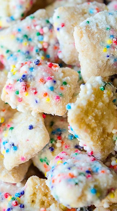 Cake Batter Puppy Chow Pistachio Puppy Chow, Cake Batter Puppy Chow, Chex Mix Recipes Original, Puppy Chow Chex Mix Recipe, Puppy Chow Recipe, Chex Mix Puppy Chow, Marshmallow Popcorn, Chow Recipe, Puppy Chow Recipes