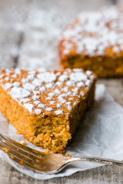 Flourless Pumpkin Spice Cake is the ultimate gluten free pumpkin dessert ~ a cross between a pumpkin cake and a pumpkin pie and perfect for Thanksgiving! #easy #recipe #flourless #glutenfree #grainfree #healthy #Thanksgiving #Christmas #pie #cake #dessert #best #fromscratch Gluten Free Pumpkin Desserts, Pumpkin Spice Cake Recipe, Flourless Desserts, Spice Cake Recipes, Christmas Pie, Flourless Cake, Pumpkin Spice Cake, Healthy Thanksgiving, Thanksgiving Food Desserts