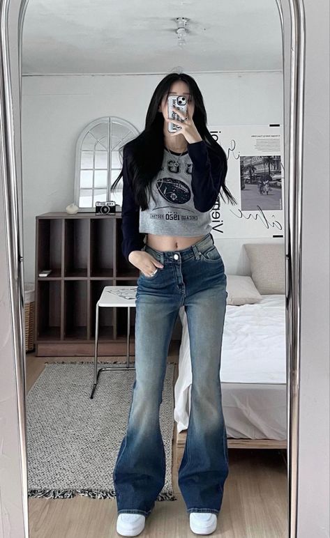 Flares Outfit Aesthetic, Y2k Modest Outfits, Modest Acubi Fashion, Blue Flared Jeans Outfit, Flared Jeans Outfit Aesthetic, Flared Jeans Outfit Y2k, Acubi Jeans, Flare Jeans Outfit Aesthetic, Jeans Outfit Korean